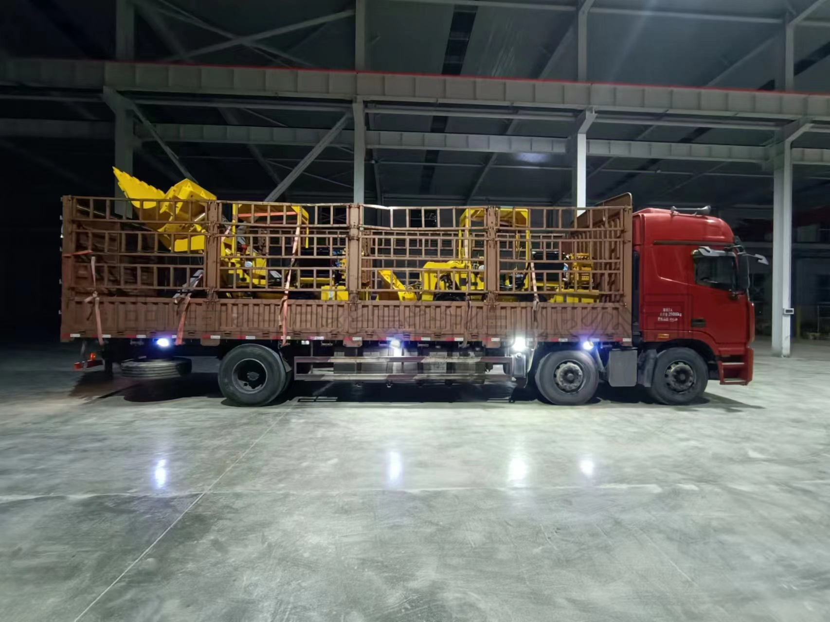 中重智能兩臺煤礦用側卸裝巖機發往黔西